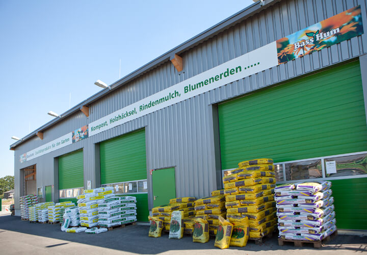 vor dem Wertstoffhof Stuhr/ Weyhe stehen Paletten mit den Produkten von BassHum in Säcken